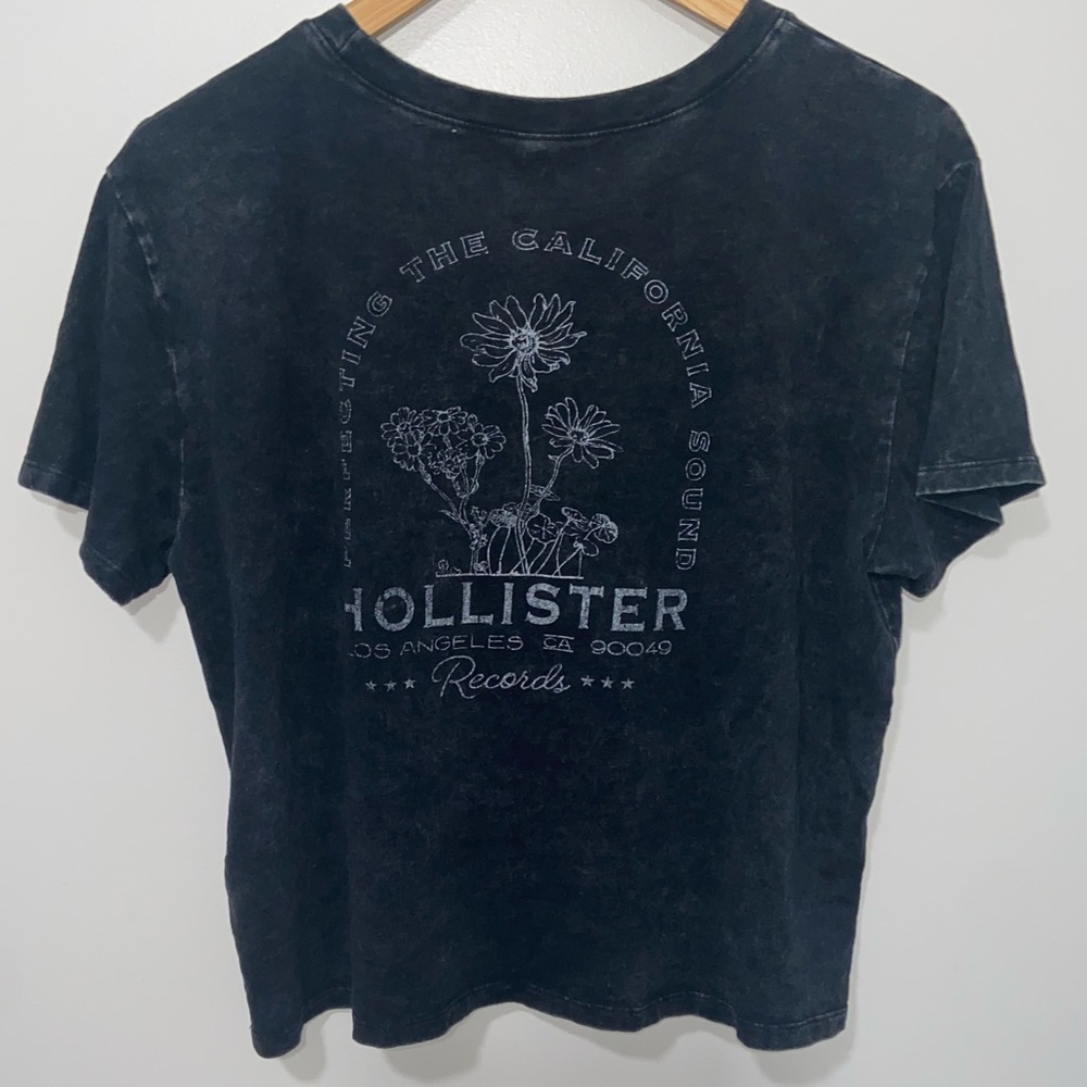 Holister Women’s Washed Graphic Tee (Size: L) (Color: Washed/Dark Grey)